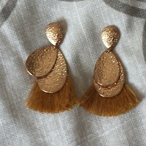 GOLD COLORED EARRINGS NEW WITHOUT TAGS